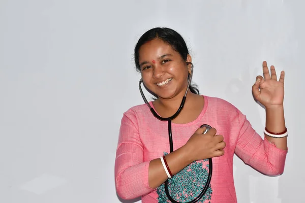 Sağlık Bilinci Olan Hintli Asyalı Yetişkin Kadın Kalp Atışlarını Steteskopla — Stok fotoğraf