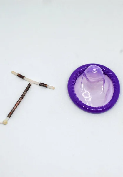 Intraauterinní Antikoncepční Zařízení Tvaru Kondomy Koncepce Antikoncepce Svislá Fotografie Selektivním — Stock fotografie