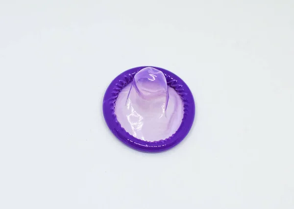 질환이나 Hiv 걸리지 않도록 보호하기 바탕에 떨어져 보라색 콘돔을 합니다 — 스톡 사진