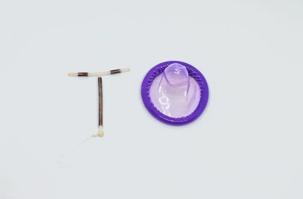 Wewnątrzmaciczne Urządzenie Antykoncepcyjne Kształcie Litery Prezerwatywami Koncepcja Antykoncepcji Skupienie Selektywne — Zdjęcie stockowe
