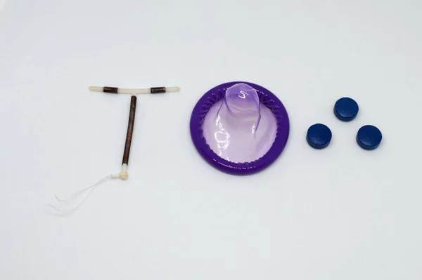 Dispositivo Anticonceptivo Intrauterino Forma Con Preservativos Píldoras Anticonceptivas Sobre Fondo — Foto de Stock