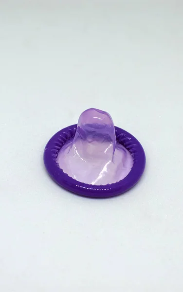 Preservativo Roxo Isolado Fundo Branco Uso Preservativo Borracha Para Proteção — Fotografia de Stock