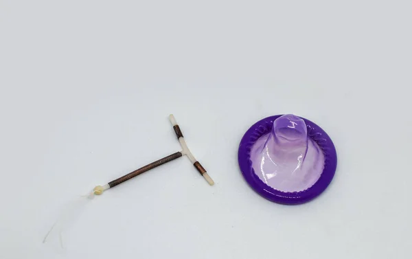 Intraauterinní Antikoncepční Zařízení Tvaru Kondomy Koncepce Antikoncepce Bílém Pozadí Selektivní — Stock fotografie