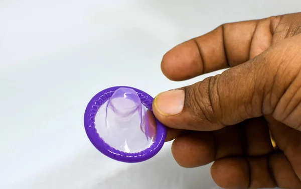 Indiska Mannens Hand Med Kondom Isolerad Vit Bakgrund Kondomanvändning För — Stockfoto