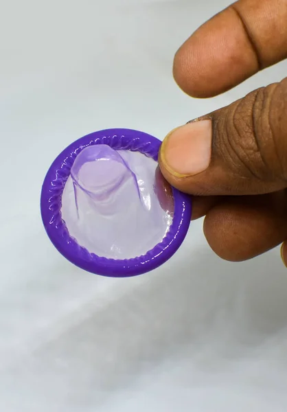 Ruka Indiána Kondomem Izolovaným Bílém Pozadí Použití Kondomu Ochraně Před — Stock fotografie