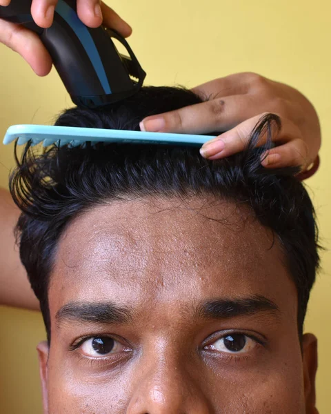 Homem Indiano Está Cortar Cabelo Por Cabeleireiro Com Aparador Cabelo — Fotografia de Stock