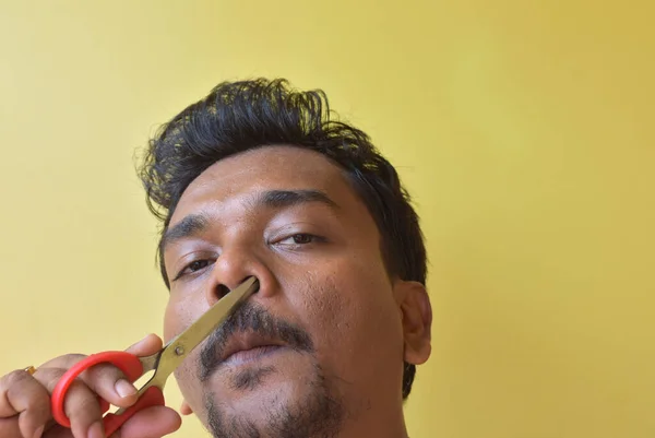 Hintli Genç Bir Adam Saçını Makasla Burnundan Ayırıyor Kapat Seçici — Stok fotoğraf