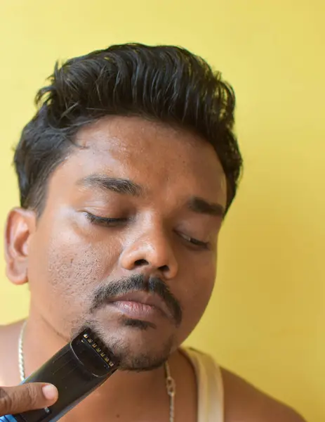 Sakalını Evde Budayarak Kesen Yakışıklı Genç Bir Hintli Seçici Odak — Stok fotoğraf