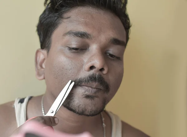 Kuva Intialaisesta Nuoresta Miehestä Joka Leikkaa Parran Saksilla Retro Puhtaalla — kuvapankkivalokuva