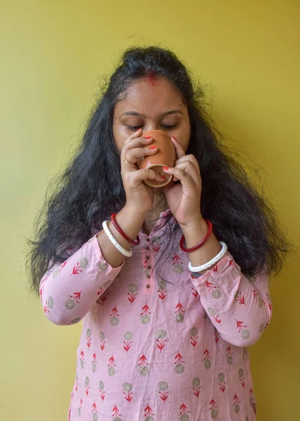 Mujer India Joven Bebiendo Una Taza Café Fondo Amarillo Enfoque —  Fotos de Stock