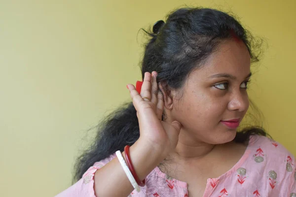 Цікаво Індійська Одружена Жінка Тримає Руку Біля Вуха Намагається Почути — стокове фото