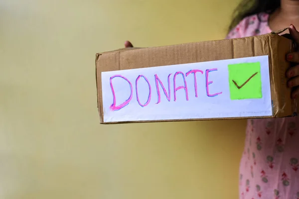 Conceito Doação Mulher Indiana Segurando Uma Caixa Doações Mãos Mulher Fotografia De Stock