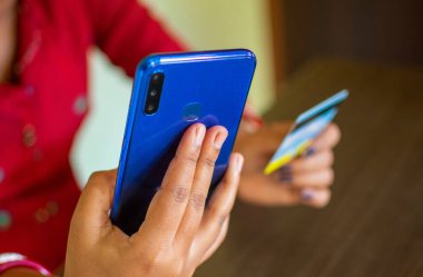 Akıllı telefonda cep telefonu bankacılığı yapan kadın eller. Seçici odak.