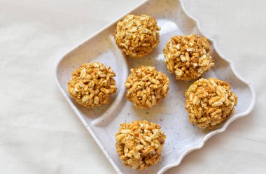 Bengali Geleneksel Puf Pirinç Topları, jaggery, Murmura Laddoo, Churmura Laddoo veya Pori Urundai ile karıştırılmış pilav kullanılarak yapılan tatlı bir tatlıdır. Düz pirinç ya da beyaz tepside Chirar moa. Seçici odak.