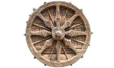 Hindistan, Orissa 'daki Konark' ın beyaz arka planına, Konark Güneş Tapınağı 'nın duvarlarına kazınmış bir taş tekerlek..