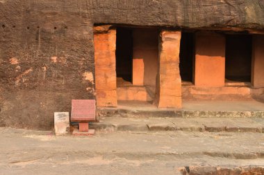 Bhuwaneswar, Odisha, Hindistan-10 Mart 2023: Khandagiri ve Udayagiri Mağaraları kısmen doğal ve kısmen yapay arkeolojik, tarihi ve dini öneme sahip mağaralardır.