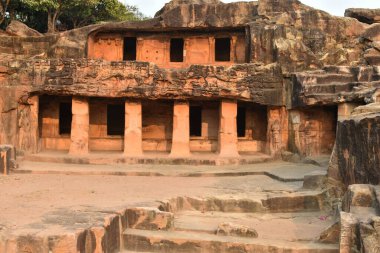 Rani Gumpha ya da kraliçenin Udayagiri ve Khandagiri Mağaraları Bhubaneswar, Odisha Hindistan 'daki mağarası. Rani gumpha, MÖ 2. yüzyılda Kral Kharavela tarafından yapılmış iki katlı bir kaya kesimi mağaradır..