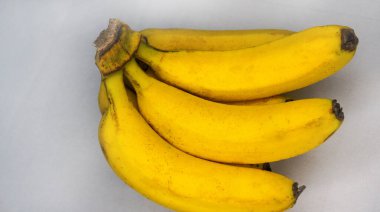 Beyaz arka planda izole edilmiş muz meyvesi. Bir avuç muzun kesme yolu.