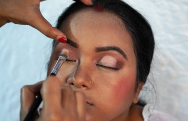 Makyaj Sanatçısı Göz Gölgesi ile Gelin Makyajı Yapıyor. Güzel gelin hazırlığı. Evde düğün..