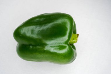 Taze yeşil biber (capsicum) beyaz bir arka plan üzerinde