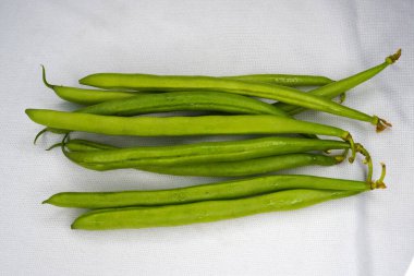Beyaz arka planda taze yeşil fasulye, üst manzara.