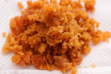 Ezilmiş Tarih Palm Sugar veya Patali gur beyaz arka planda.