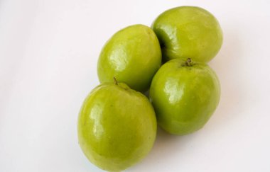 Taze Yeşil Jujube meyveleri beyaz arkaplanda izole edilmiş