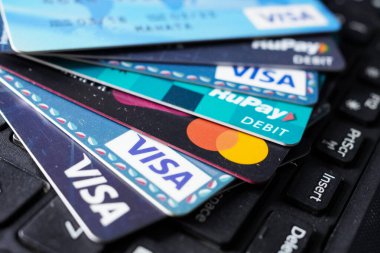 Batı Bengal, Hindistan - 16 Mayıs 2025: ödeme kartları. Hint bankalarının banka ve kredi kartları. Rupay, Mastercard, Visa kartı. Bankacılık, cibil puanı, ödeme dolandırıcılığı, online OTP veya pin, RBI dolandırıcılık konsepti.
