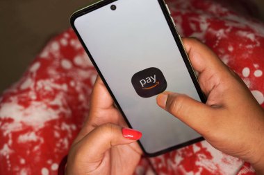 Batı Bengal, Hindistan - 16 Mayıs 2025: Akıllı telefon ekranında Amazon ödemeli uygulama logosu. Modern alışveriş ve dijital çağda UPI ile yapılan ödemeler. UPI ödemesi, online alışveriş, modern bankacılık kavramı.