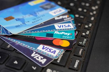 Batı Bengal, Hindistan - 16 Mayıs 2025: ödeme kartları. Hint bankalarının banka ve kredi kartları. Rupay, Mastercard, Visa kartı. Bankacılık, cibil puanı, ödeme dolandırıcılığı, online OTP veya pin, RBI dolandırıcılık konsepti.