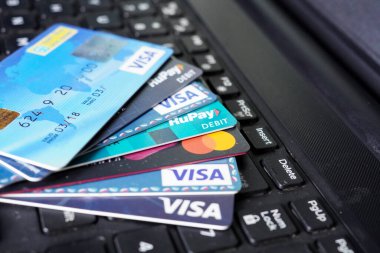 Batı Bengal, Hindistan - 16 Mayıs 2025: ödeme kartları. Hint bankalarının banka ve kredi kartları. Rupay, Mastercard, Visa kartı. Bankacılık, cibil puanı, ödeme dolandırıcılığı, online OTP veya pin, RBI dolandırıcılık konsepti.