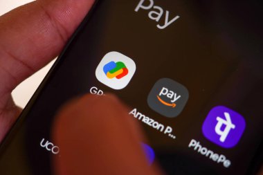 Batı Bengal, Hindistan - 16 Mayıs 2025: UPI yoluyla Hindistan 'a uygulamayla para transferi. Google ödeme sistemi ve Amazon maaşı, telefon gibi diğer UPI uygulamalarını kullanan bir kadın.