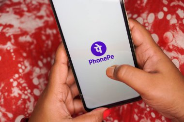 Batı Bengal, Hindistan - 16 Mayıs 2025: UPI üzerinden ödeme yapmak için akıllı telefonda telefon uygulaması kullanan kadın elleri.