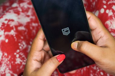 Batı Bengal, Hindistan - 16 Mayıs 2025: Telefon ekranında Cred logosu. Kredi kartı ödemeleri, UPI ödeme kavramları.