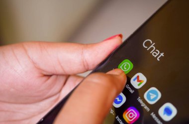 Batı Bengal, Hindistan - 16 Mayıs 2025: WhatsApp, Instagram, Snapchat gibi sosyal medya koleksiyonunu gösteren bir ekranla android akıllı telefonu tutan kadın.