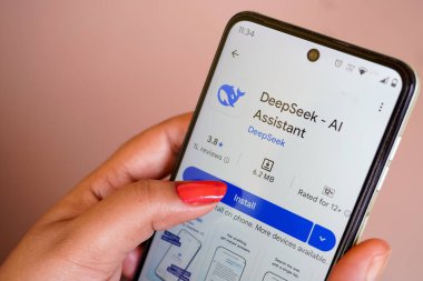 Batı Bengal, Hindistan - 16 Mayıs 2025: DeepSeek AI Asistan uygulaması Bir kadının elindeki android akıllı telefon tutuşunda görülen kurulum düğmesi.