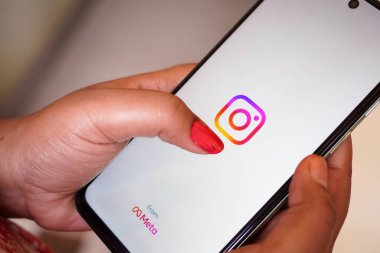 Batı Bengal, Hindistan - 16 Mayıs 2025; Meta uygulaması tarafından Instagram logosu ile Smartphone 'u tutan genç kadın. Instagram en büyük ve en popüler sosyal ağdır.