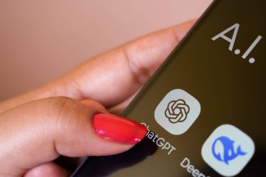 Batı Bengal, Hindistan - 16 Mayıs 2025: ChatGPT ve Deepseek uygulama simgeleri bir iPhone ekranında görülmektedir. Üretici AI rekabet kavramları.