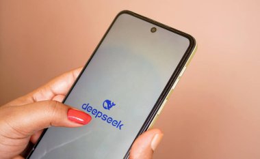 West Bengal, Hindistan - 16 Mayıs 2025: Yapay Zeka (AI) şirketi DeepSeek 'in mobil uygulaması telefon ekranının merkezine odaklanıyor. Telefonda yapay zeka kullanma kavramı.