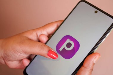 Batı Bengal, Hindistan - 16 Mayıs 2025: Telefon ekranında Purplle logosu. Çevrimiçi alışveriş mobil uygulama kavramı.