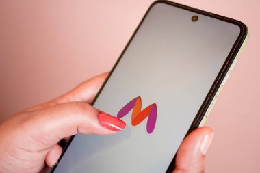 Batı Bengal, Hindistan - 16 Mayıs 2025: Cep telefonunda Myntra uygulaması. Ekranı kapat. Myntra online bir Hint alışveriş uygulaması. Çevrimiçi alışveriş mobil uygulama kavramı.