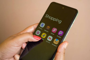 West Bengal, Hindistan - 16 Mayıs 2025: Shopsy, Flipkart, Meesho, Amazon, Myntra, First cry, Purplle, Nykaa gibi akıllı telefonlarda çeşitli e-ticaret uygulamaları görülmektedir. Uygun fiyatlı çevrimiçi alışveriş kavramı.