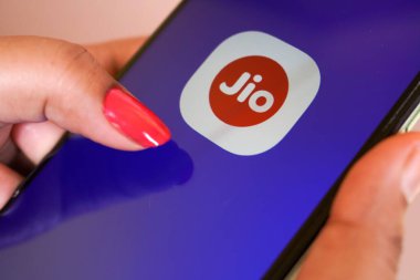 Jhargram, Batı Bengal, Hindistan - 16 Mayıs 2025: Akıllı telefon tutan bir kadın ve mobil ekranda benim jio uygulamam simgesi. Telefon uygulamasında mobil servis sağlayıcı.