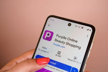 West Bengal, Hindistan - 16 Mayıs 2025: Telefon ekranında Purplle mobil uygulama simgesi, Illustrative Editorial.