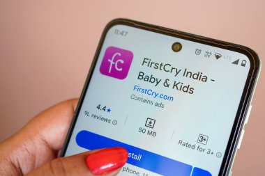 West Bengal, Hindistan - 16 Mayıs 2025: İlk ağlayan bebek ve çocuklar alışveriş uygulaması veya google oyun mağazası uygulaması cep telefonunda gri arka plan ve kopyalama alanı ile açıldı.