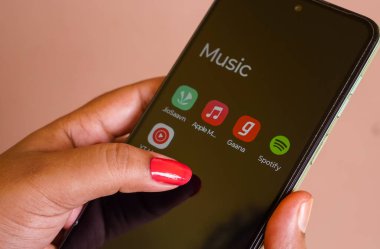 West Bengal, Hindistan - 16 Mayıs 2025: Akıllı bir telefonda çeşitli müzik uygulamaları - Apple Music, Spotify, YouTube Music, Music, Gaana, Music app