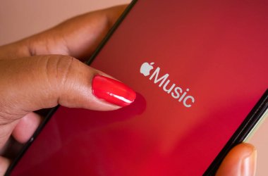 West Bengal, Hindistan - 16 Mayıs 2025: Apple Music uygulaması bir arabada akıllı telefondan. Apple Music, akıllı telefonlar ve bilgisayarlar için Apple 'ın müzik yayın servisidir..