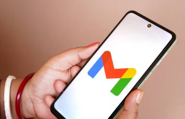 Batı Bengal, Hindistan - 16 Mayıs 2025; iPhone 'unda Gmail kullanan bir kadının yakın plan görüntüsü. Akıllı telefondaki Gmail uygulaması logosu.