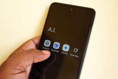 Batı Bengal, Hindistan - 16 Mayıs 2025: ChatGPT, Deepseek ve gemini, uygulama simgeleri bir iPhone ekranında görülür. Üretici AI rekabet kavramları.