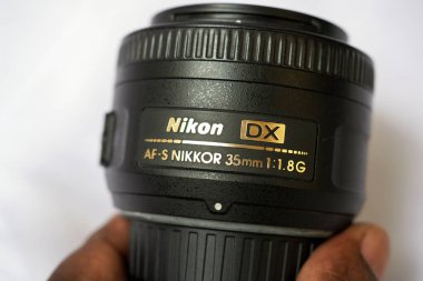 Batı Bengal, Hindistan - 16 Mayıs 2025: Nikon 35mm f / 1.8 DSLR Kamera için Dijital Tek Mercek. 1917 'de kurulan, optik ve görüntüleme ürünlerinde uzmanlaşmış çok uluslu bir Japon şirketi..